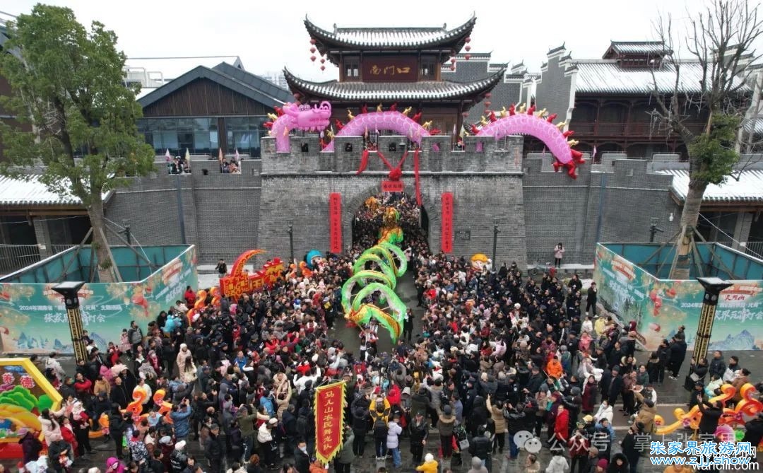 张家界元宵灯会：一场万人狂欢与民族文化的盛宴