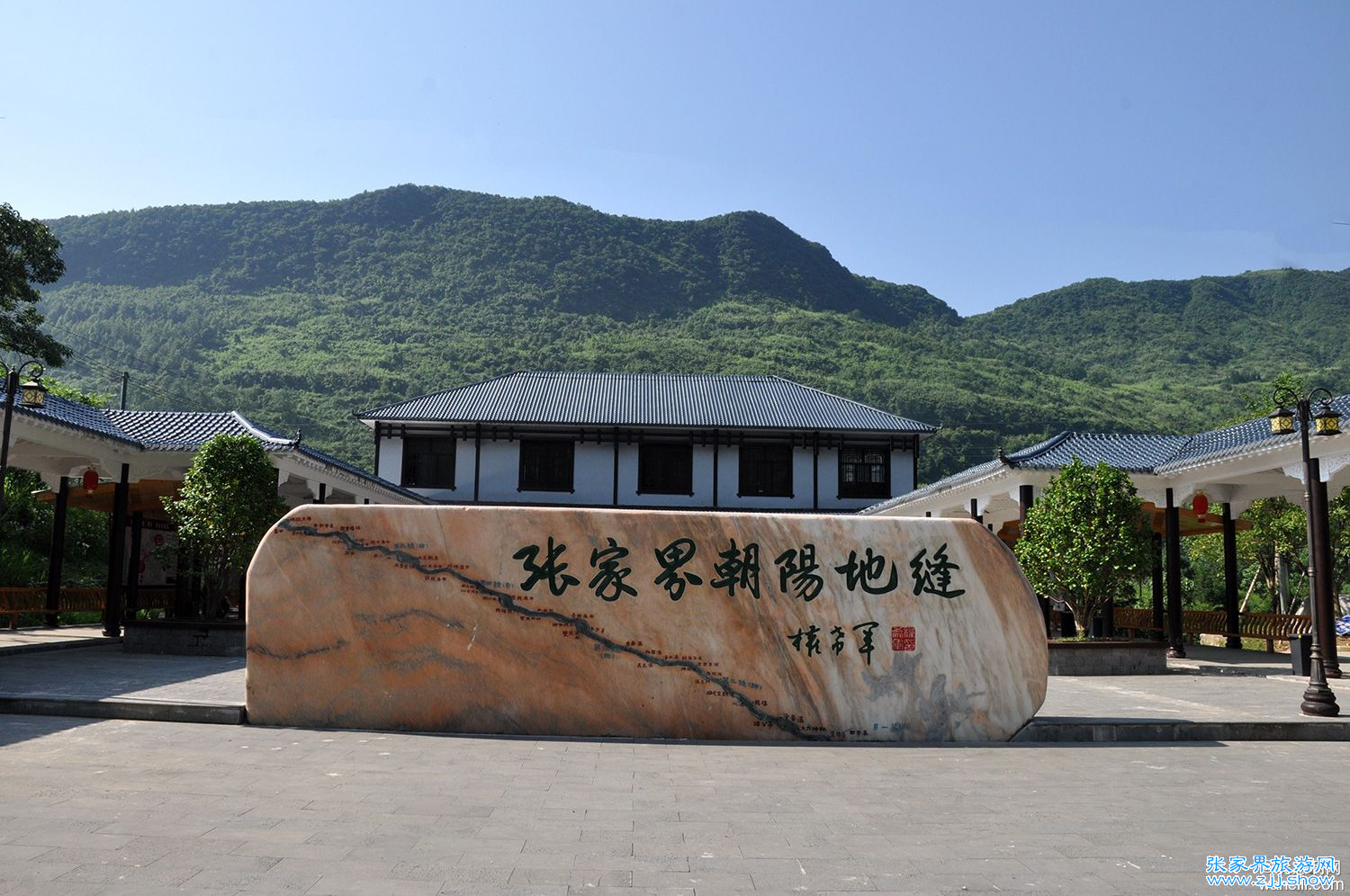 天气渐热，消夏避暑哪里去？恒温19度张家界地缝告诉你答案