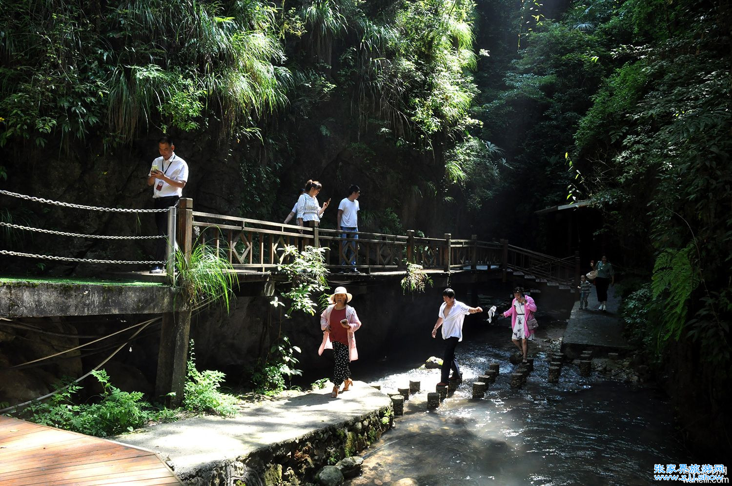 天气渐热，消夏避暑哪里去？恒温19度张家界地缝告诉你答案