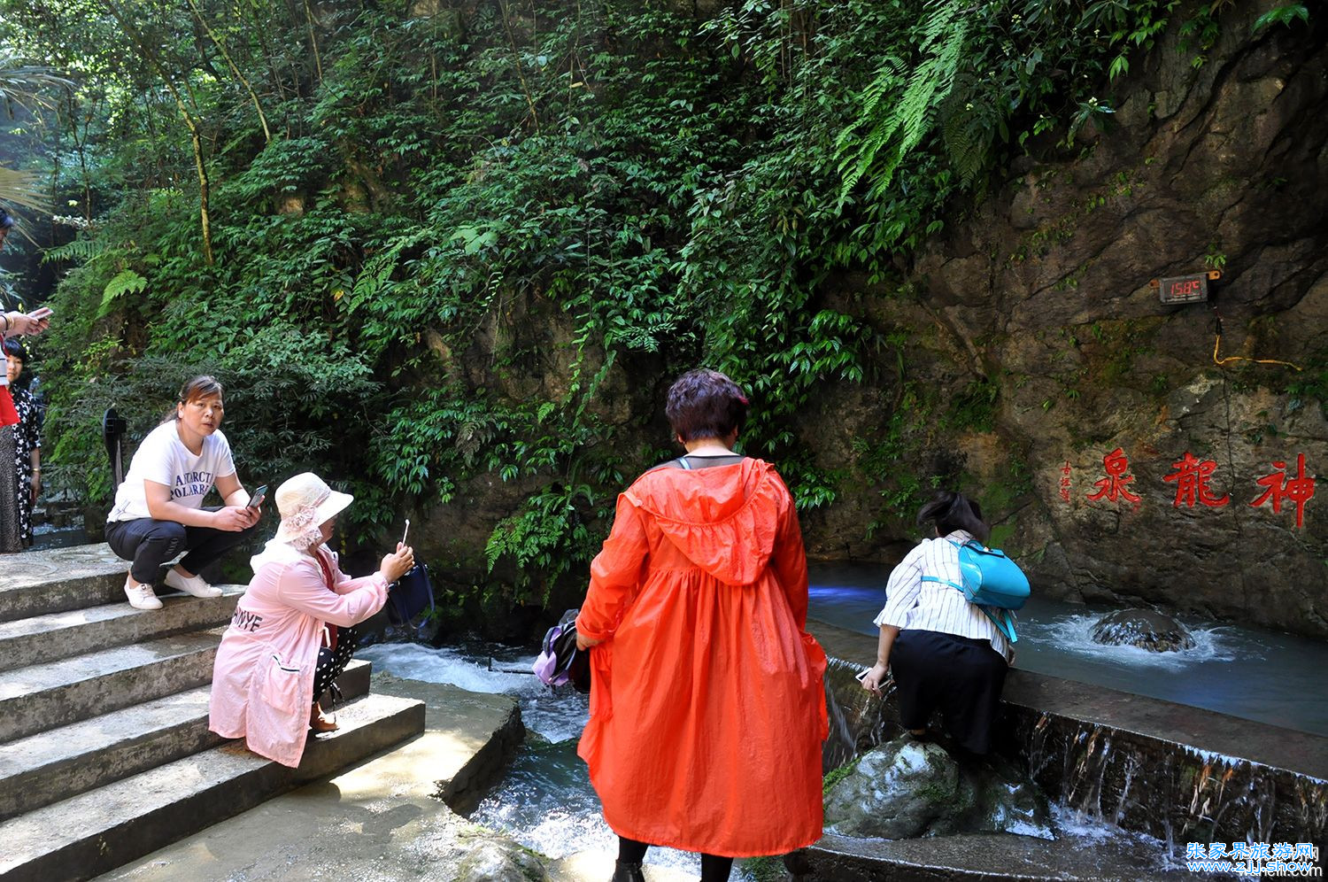天气渐热，消夏避暑哪里去？恒温19度张家界地缝告诉你答案