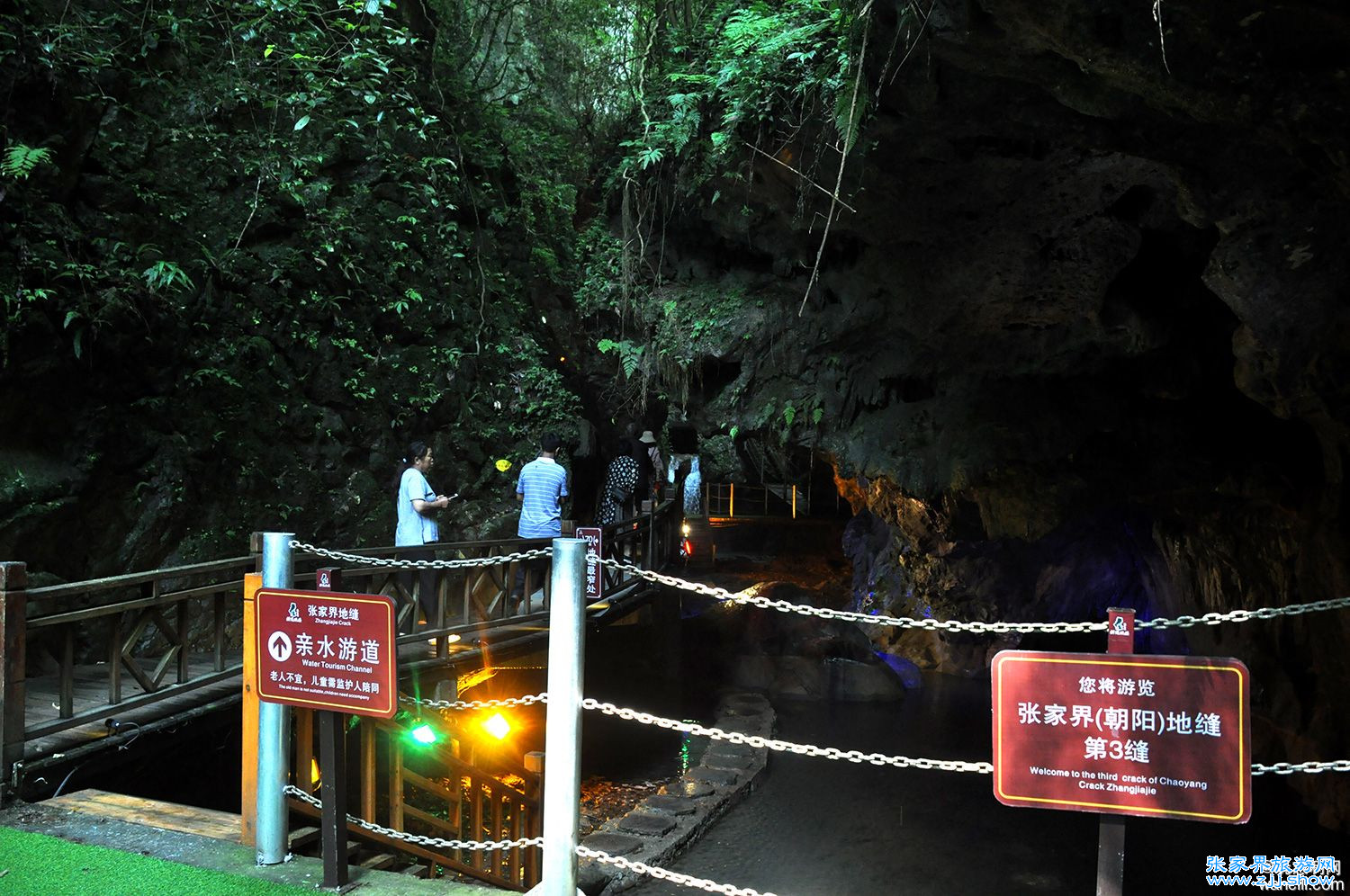 天气渐热，消夏避暑哪里去？恒温19度张家界地缝告诉你答案