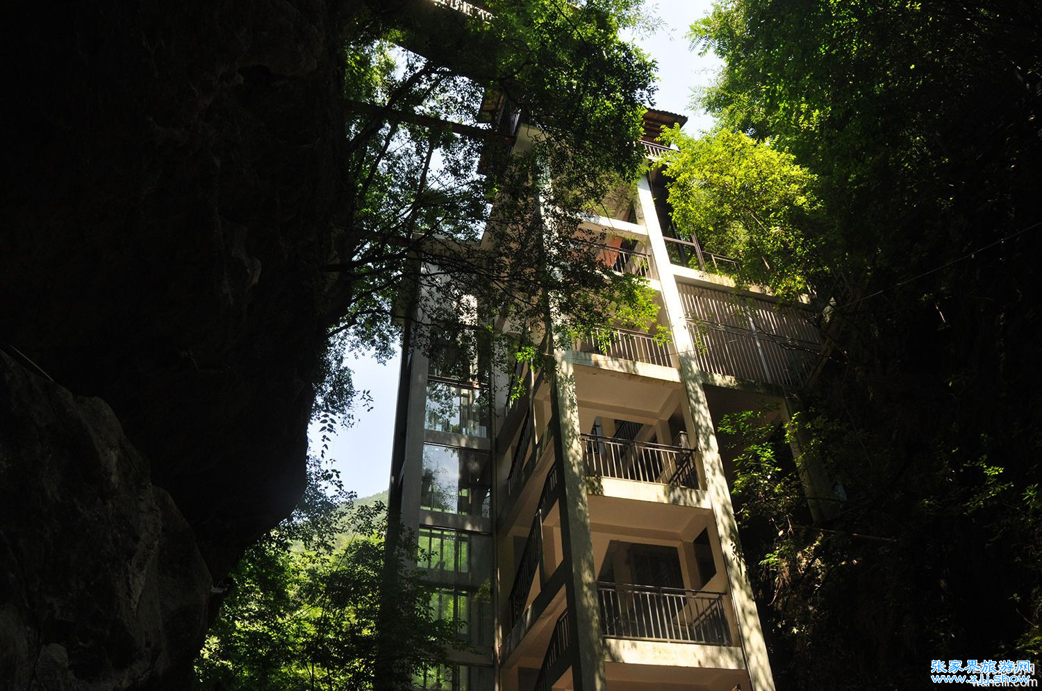 天气渐热，消夏避暑哪里去？恒温19度张家界地缝告诉你答案
