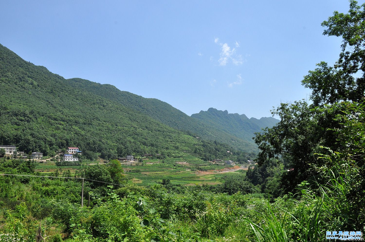 天气渐热，消夏避暑哪里去？恒温19度张家界地缝告诉你答案
