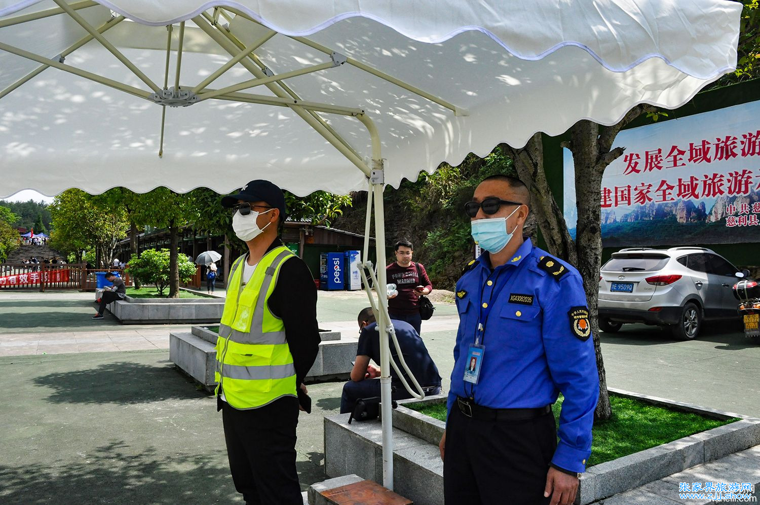 景区很美游客很多，亲身体验张家界大峡谷玻璃桥