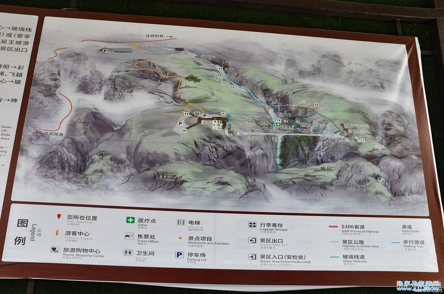 景区很美游客很多，亲身体验张家界大峡谷玻璃桥