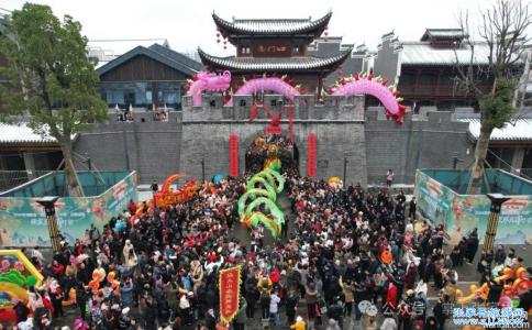张家界元宵灯会：一场万人狂欢与民族文化的盛宴