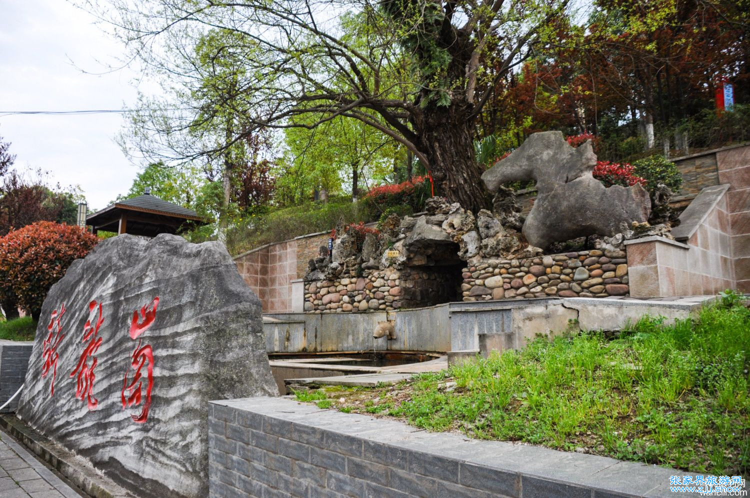 慈利县工业集中区的路边上，有个骑龙岗古水井