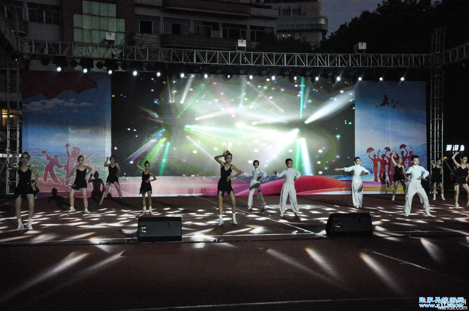 慈利县2024年庆祝新中国成立75周年广场舞艺术拓展表演图集