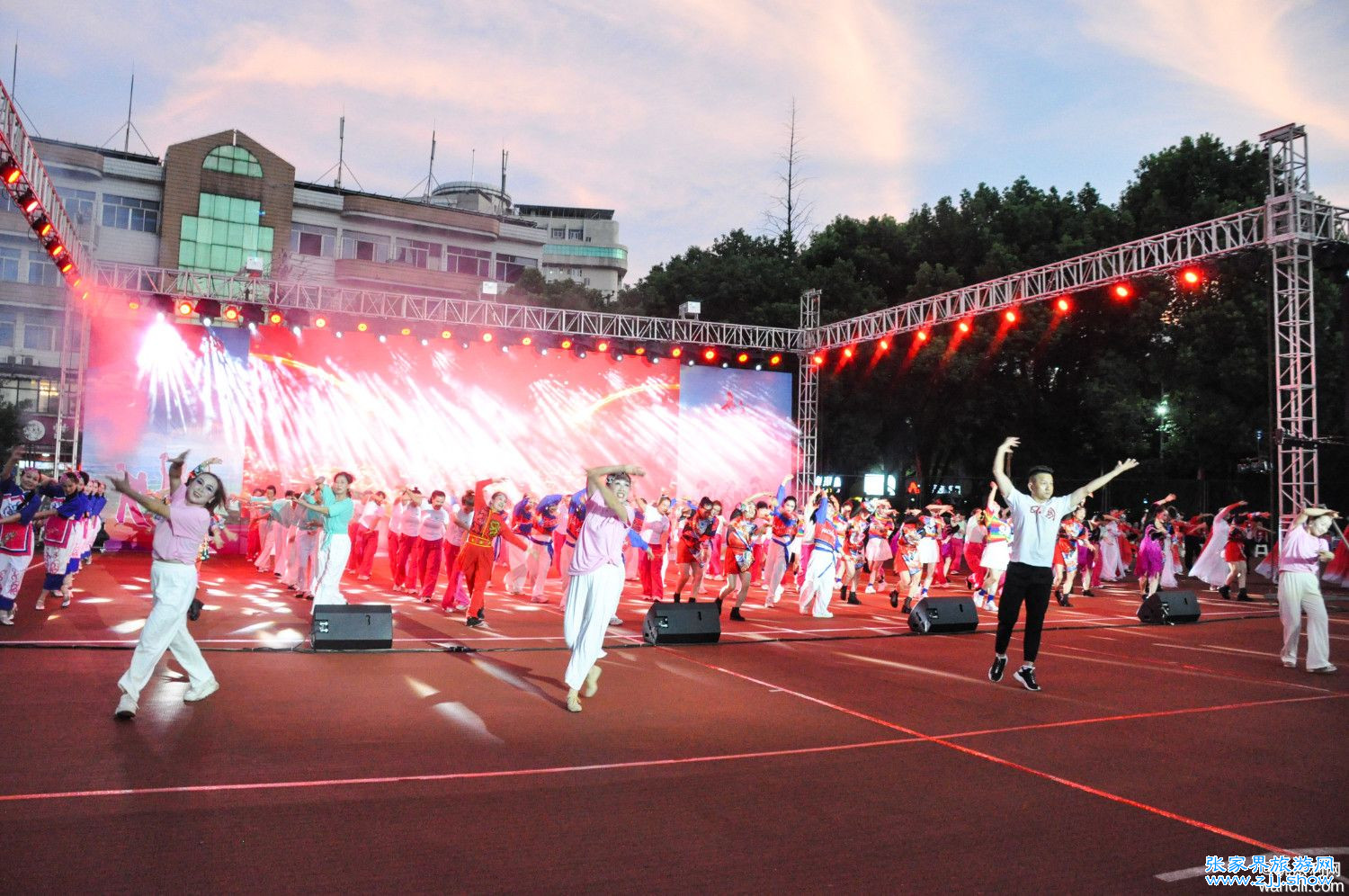 慈利县2024年庆祝新中国成立75周年广场舞艺术拓展表演图集